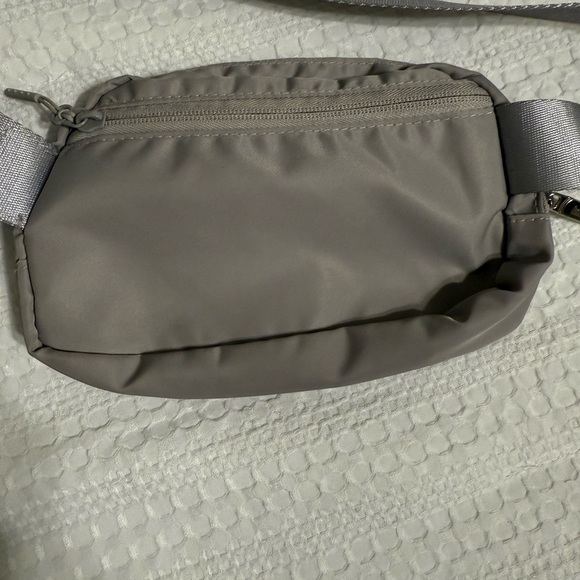 Lululemon Athletica Gray Belt Bag with Adjustable Strap - Picture 4 of 11
